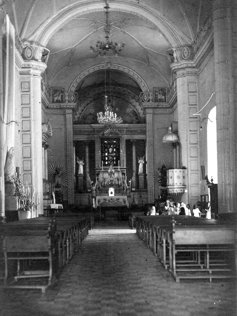 Interior de la iglesia de Compostela en el año de 1945