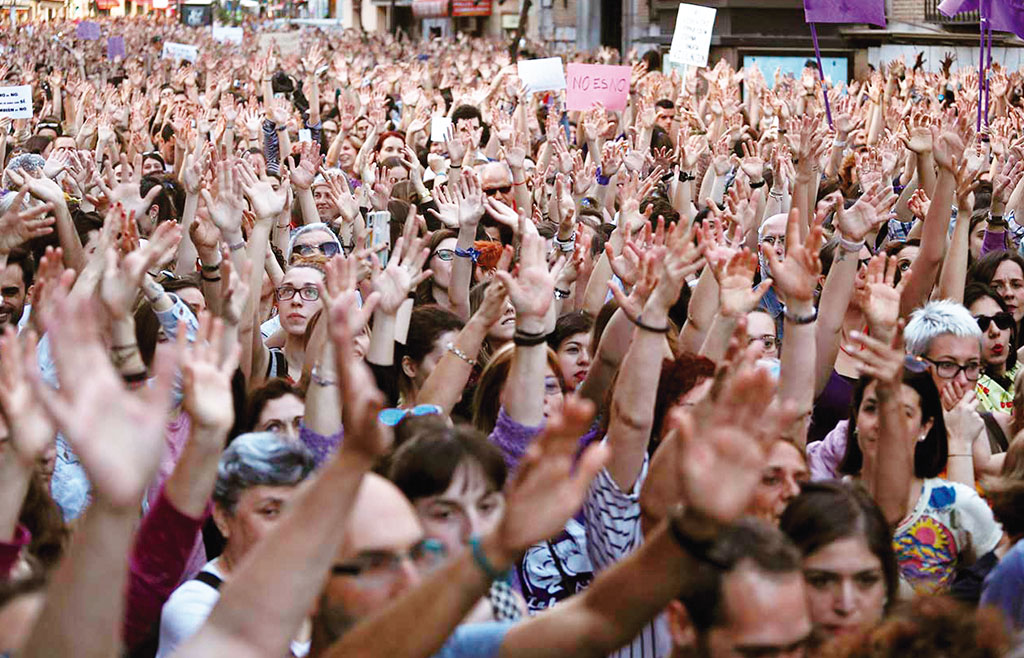 personas manifestándose con palmas al aire