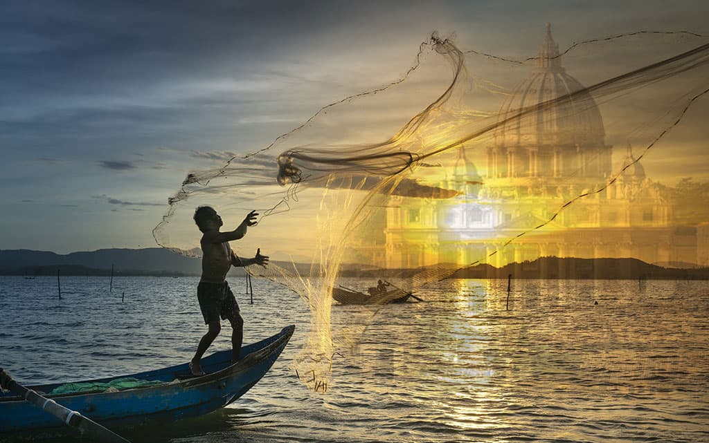 Imagen de pescador tirando las redes con fondo del Vaticano