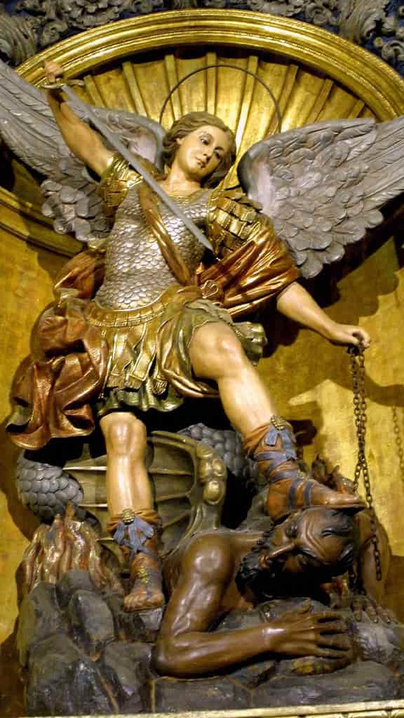 imagen de Arcangel pisando y matando a satanás