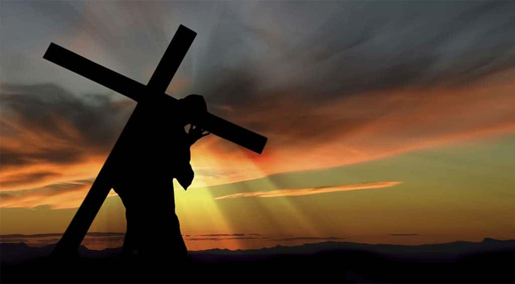 persona cargando la cruz como signo de penitencia y arrepentimiento