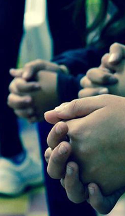 manos unidas en oración