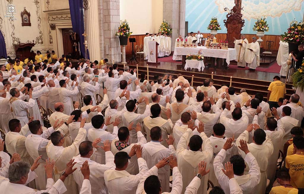 Sacerdotes bendiciendo en la consagracación
