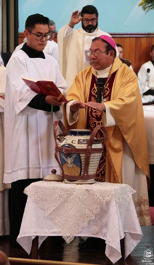 Señor Obispo de Tepic bendiciendo los Santos Oleos
