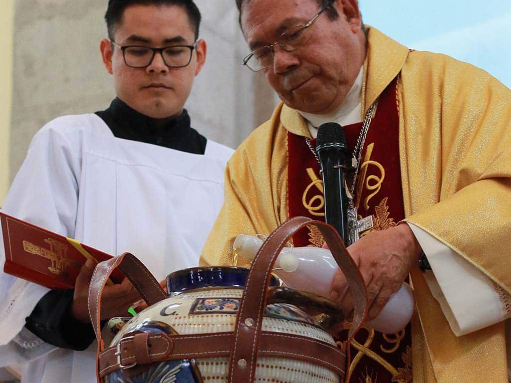 Señor Obispo bendiciendo los Santos Oleos
