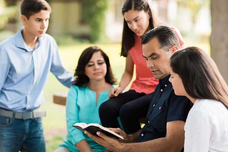 Artículo de la revista La Senda, La educación es responsabilidad de todos, imagen de familia reunida estudiando