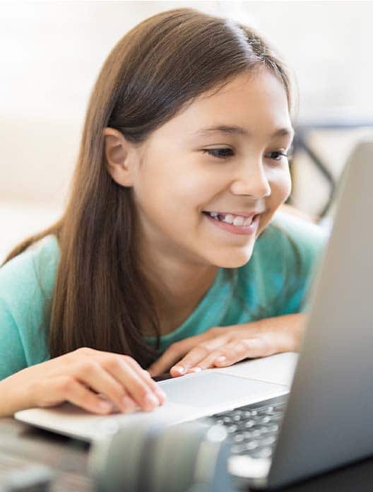 Artículo de la revista La Senda, La educación es responsabilidad de todos, imagen de niña estudiando en laptop