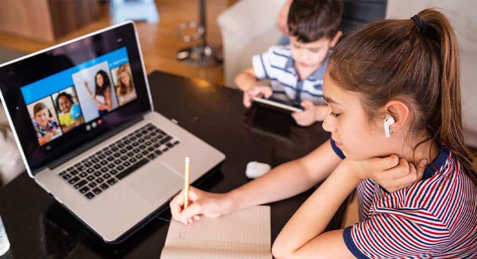Artículo de la revista La Senda, La educación es responsabilidad de todos, imagen de niños en laptop estudiando